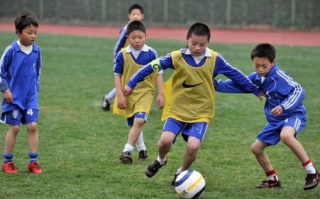 学体育篮球足球都要学吗，学体育篮球足球都要学吗女生